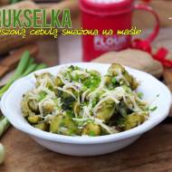 Brukselka z duszoną cebulą smażona na maśle