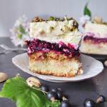 Ciasto z czarną porzeczką i pistacjami – warstwowa kostka na letnie dni