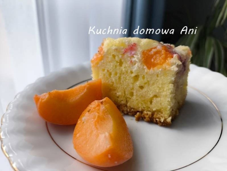 Ciasto ucierane z serem, truskawkami i morelami