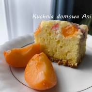 Ciasto ucierane z serem, truskawkami i morelami