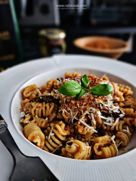 Radiatori z Sycylii z suszonymi pomidorami i ricottą salata