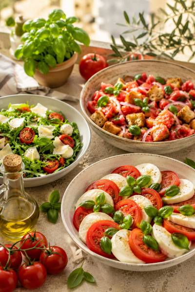Sałatki  włoskie na lato /panzanella, capri, tricolore