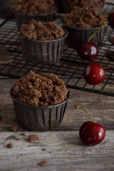 Czekoladowe muffinki z czereśniami i kruszonką