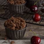 Czekoladowe muffinki z czereśniami i kruszonką