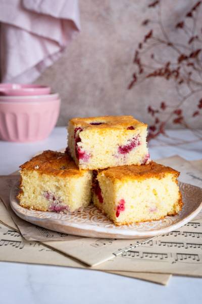 Ciasto jogurtowe z kaszą manną i malinami
