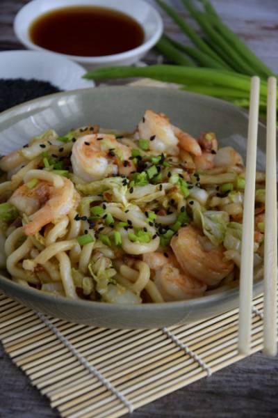 Udon z krewetkami i chrupiącym boczkiem w sosie hoisin