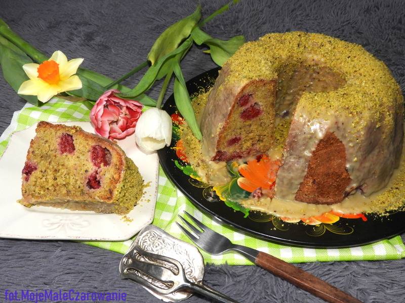 Bardzo pistacjowa babka
