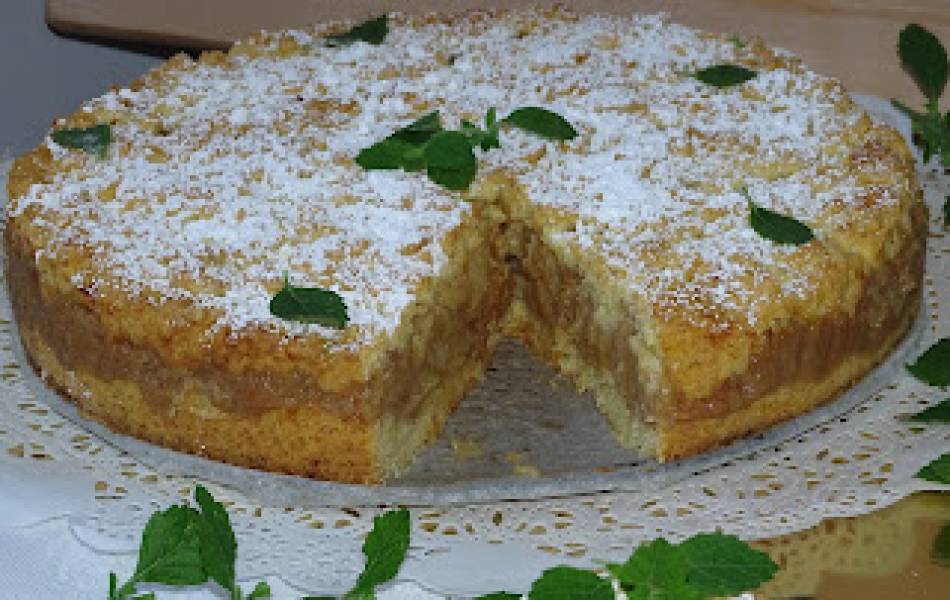 Krucha, pachnąca cynamonem szarlotka z gałką lodów
