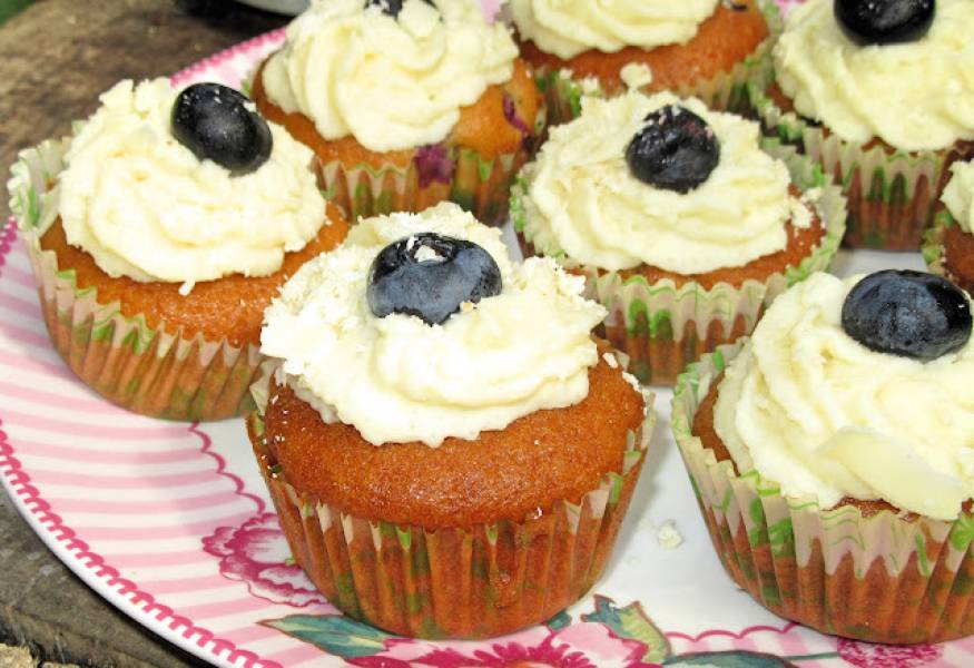 Mięciutkie i wilgotne  MUFFINKI/BABECZKI z borówkami i kremem z białej czekolady-NAJLEPSZE+FILM