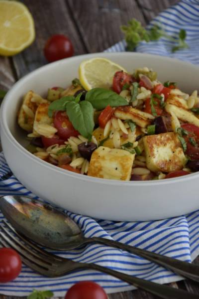 Sałatka orzo z halloumi, cukinią i papryką