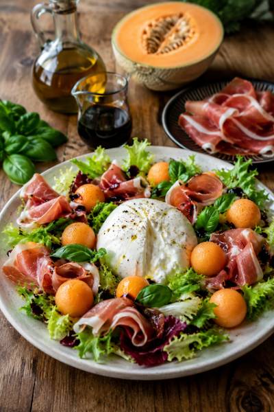 Sałatka letnia prosto z Włoch / Burrata, melon i prosciutto crudo