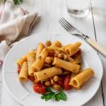 Makaron rurki /rigattoni/ z ciecierzycą