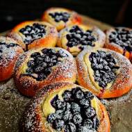 Brioche ai mirtilli e ricotta – włoskie bułeczki z ricottą i borówkami