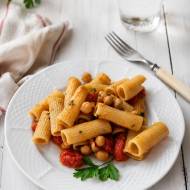 Makaron rurki /rigattoni/ z ciecierzycą