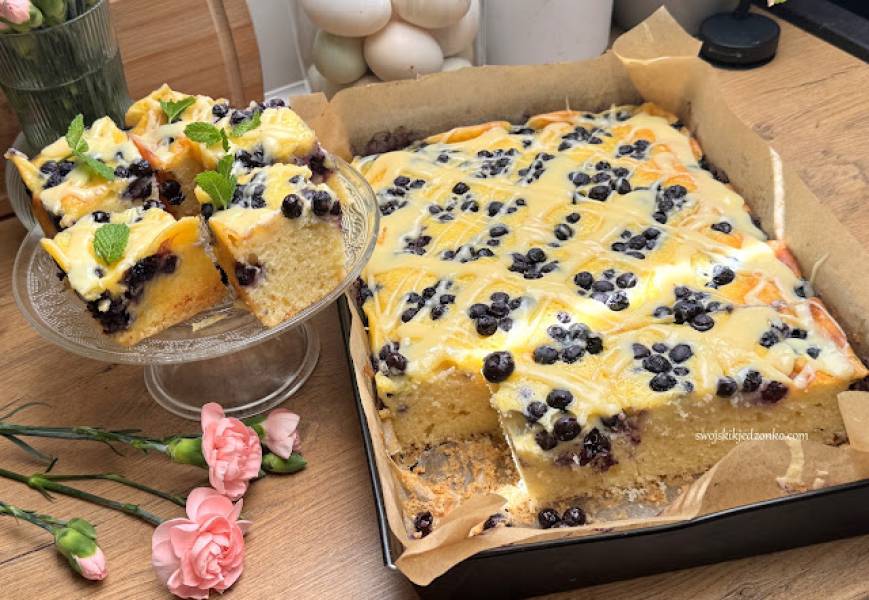 Ciasto jogurtowe z mascarpone, borówkami i białą czekoladą