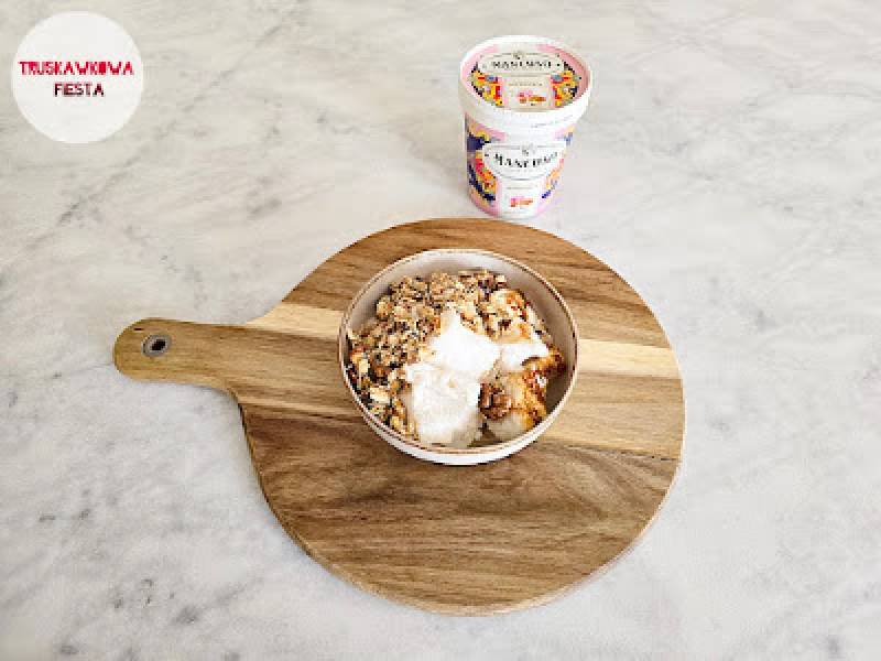 Granola owsiana z miodem, orzechami włoskimi, orzechami nerkowca i sorbetem migdałowym