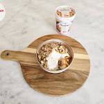 Granola owsiana z miodem, orzechami włoskimi, orzechami nerkowca i sorbetem migdałowym