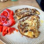 Pieczony bakłażan smażony w jajku z parmezanem