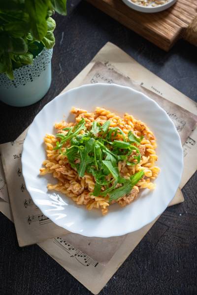 Makaron z kurczakiem, czerwonym pesto i ricottą