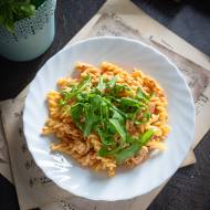 Makaron z kurczakiem, czerwonym pesto i ricottą