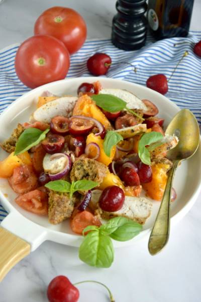 Kolorowa panzanella z kurczakiem i czereśniami