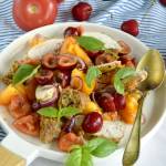 Kolorowa panzanella z kurczakiem i czereśniami