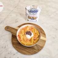Buratta z pomidorem, serkiem mascarpone, śmietanką i makaronem rigatoni