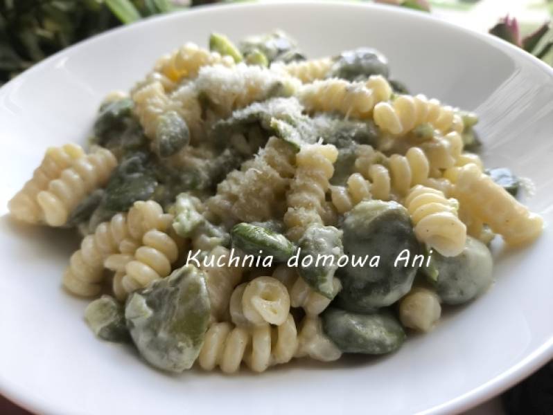 Makaron z bobem w serowym sosie