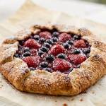 Galette z truskawkami i borówkami