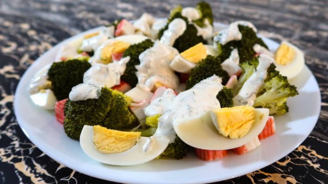 Sałatka z brokułem, surimi i jajkiem + film
