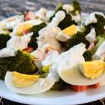 Sałatka z brokułem, surimi i jajkiem + film