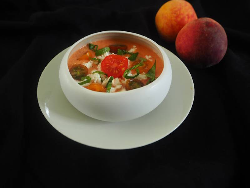 GAZPACHO W INNYM WYDANIU Z POMIDORAMI, BRZOSKWINIAMI, FETĄ I BAZYLIĄ