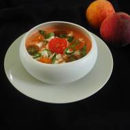 GAZPACHO W INNYM WYDANIU Z POMIDORAMI, BRZOSKWINIAMI, FETĄ I BAZYLIĄ