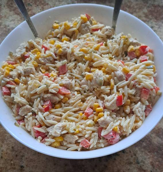 Sałatka z kurczakiem i makaronem orzo
