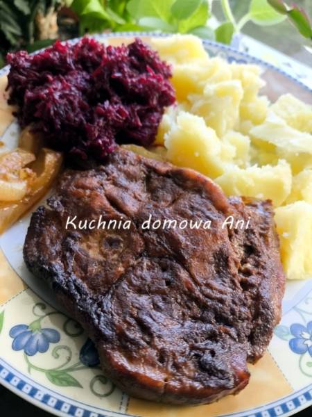 Karkówka pieczona na cebuli