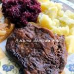 Karkówka pieczona na cebuli