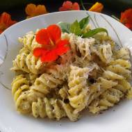 Makaron w sosie z pieczonej cukinii