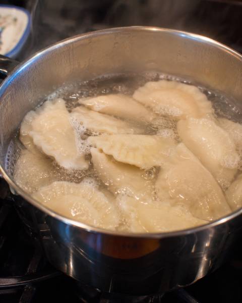 Pierogi rozklejają się podczas gotowania? 10 najczęstszych błędów