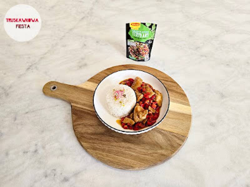 Kurczak teriyaki z papryką czerwoną, cebulą dymką i ryżem białym
