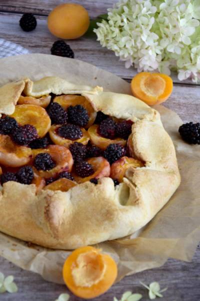 Rustykalna tarta z morelami i jeżynami