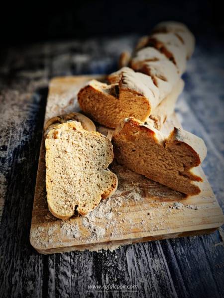 Włoska kanapka z mortadelą, pistacją i mozzarellą