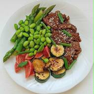 Bulgogi z polędwicy wołowej z grillowaną cukinią, zielonymi szparagami i edamame.