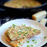 Omlet z tuńczykiem, szczypiorkiem i parmezanem