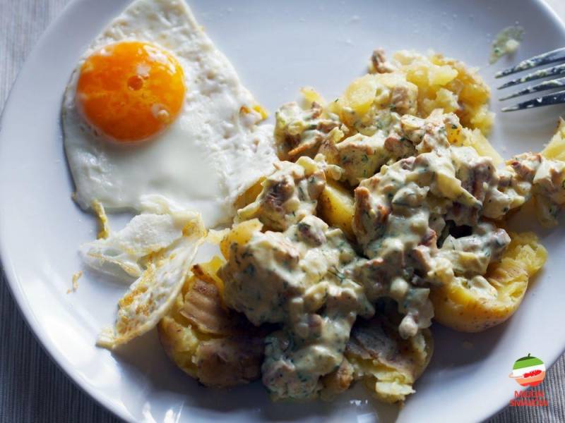 Ziemniaki z jajkiem sadzonym i sosem koperkowo-kurkowym