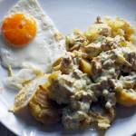 Ziemniaki z jajkiem sadzonym i sosem koperkowo-kurkowym