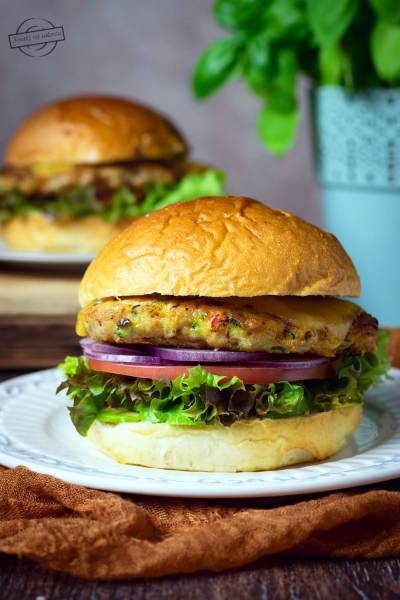 Burger drobiowy z warzywami