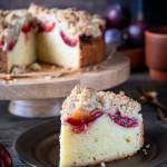 Ciasto ze śliwkami i kruszonką cynamonowo-kardamonową