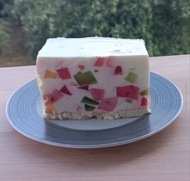 Śmietanowiec z kolorową galaretką