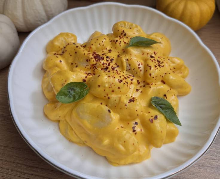Gnocchi w kremowym sosie dyniowym z fetą
