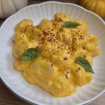 Gnocchi w kremowym sosie dyniowym z fetą